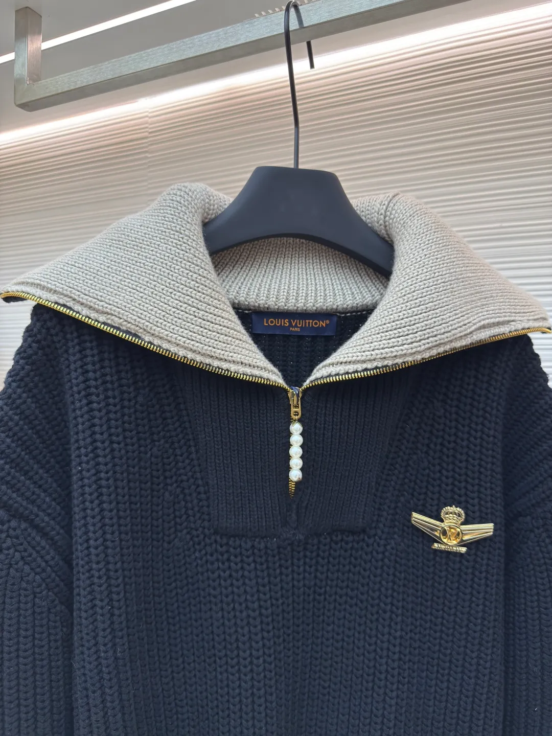 LOUIS VUITTON Pearl Aviator Brooch Lapel Sweater ●Authentic product: 25100 purchased and developed ●Item number: 1680544-D15 ●Fabric: wool blended fabric ●Technology: knitted ●Version: fitted version ●Weight: about 1720g ●Size: XS-S-M-L ●Description: The fabric is made of cotton-wool blended cotton thread, 35% wool, 65% cotton yarn. The ready-to-wear fabric has a soft feel and is thick and slightly elastic. The chest logo is alloy electroplated gold, the zipper is natural mother of pearl, and the pull tabs are electroplated brass. The cuffs have mother-of-pearl and each button has the brand's LOGO. All accessories are developed according to the original version, and every detail and weight of each accessory is restored. This half-zip pullover continues the dandy style of the 2025 spring and summer show. It is made of sheep wool blended with a thick cable knit, and the body and collar are rendered in different colors. The LV Airways brooch sits elegantly on the chest, and the zipper pull and cuffs sparkle with pearlescent light. The overall routing is straight and delicate, the fabric is comfortable and soft, and the color is consistent without color difference. It can be matched with the same style to create a fashionable look and control various occasions. Customized accessories, complete with three standards, same style for men and women! .